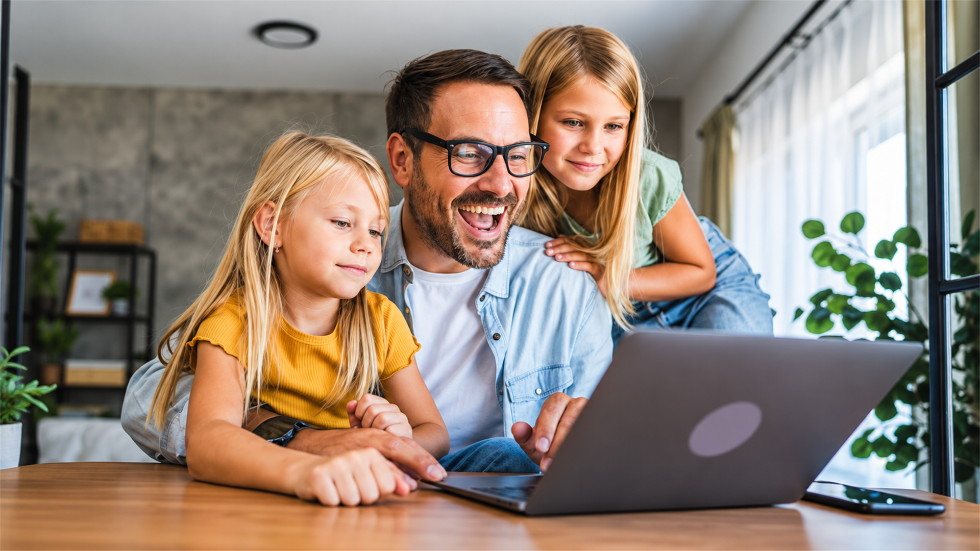 Papá y sus hijas disfrutando de una laptop en casa
