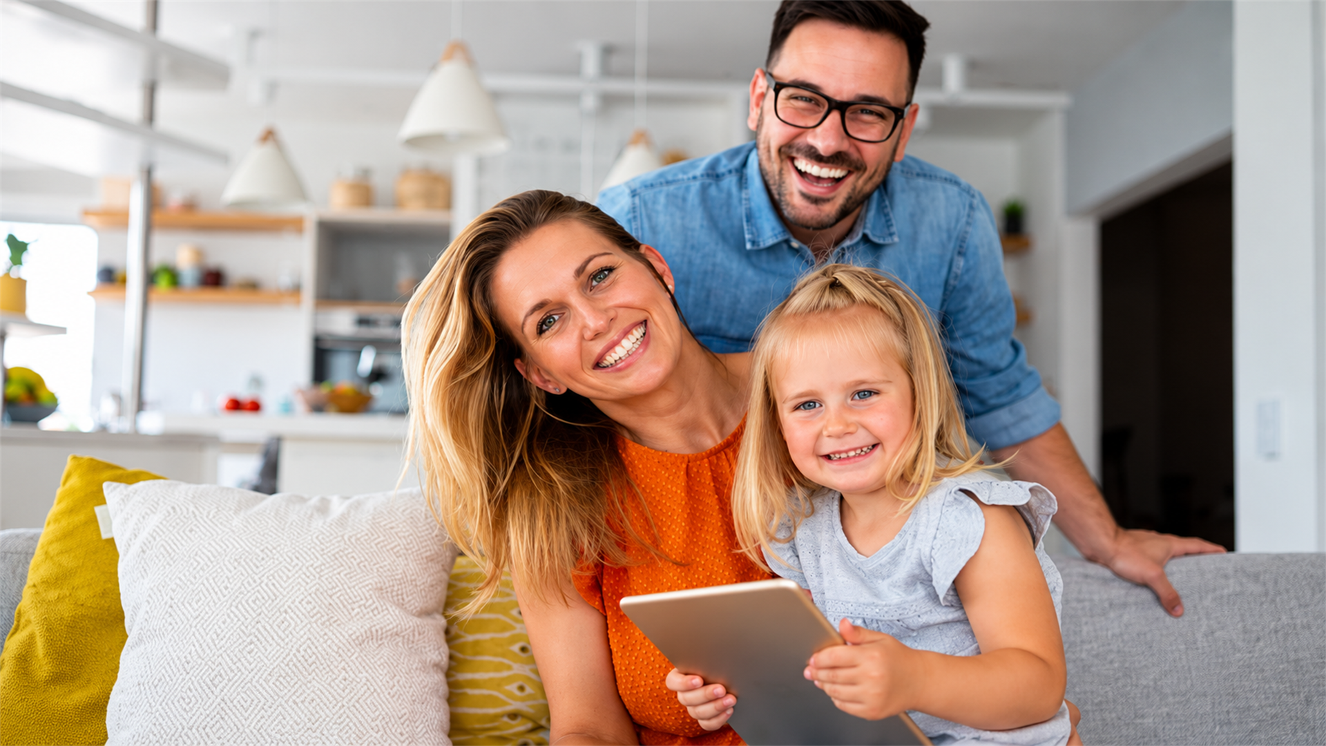 Mamá, papá e hija compartiendo una tablet